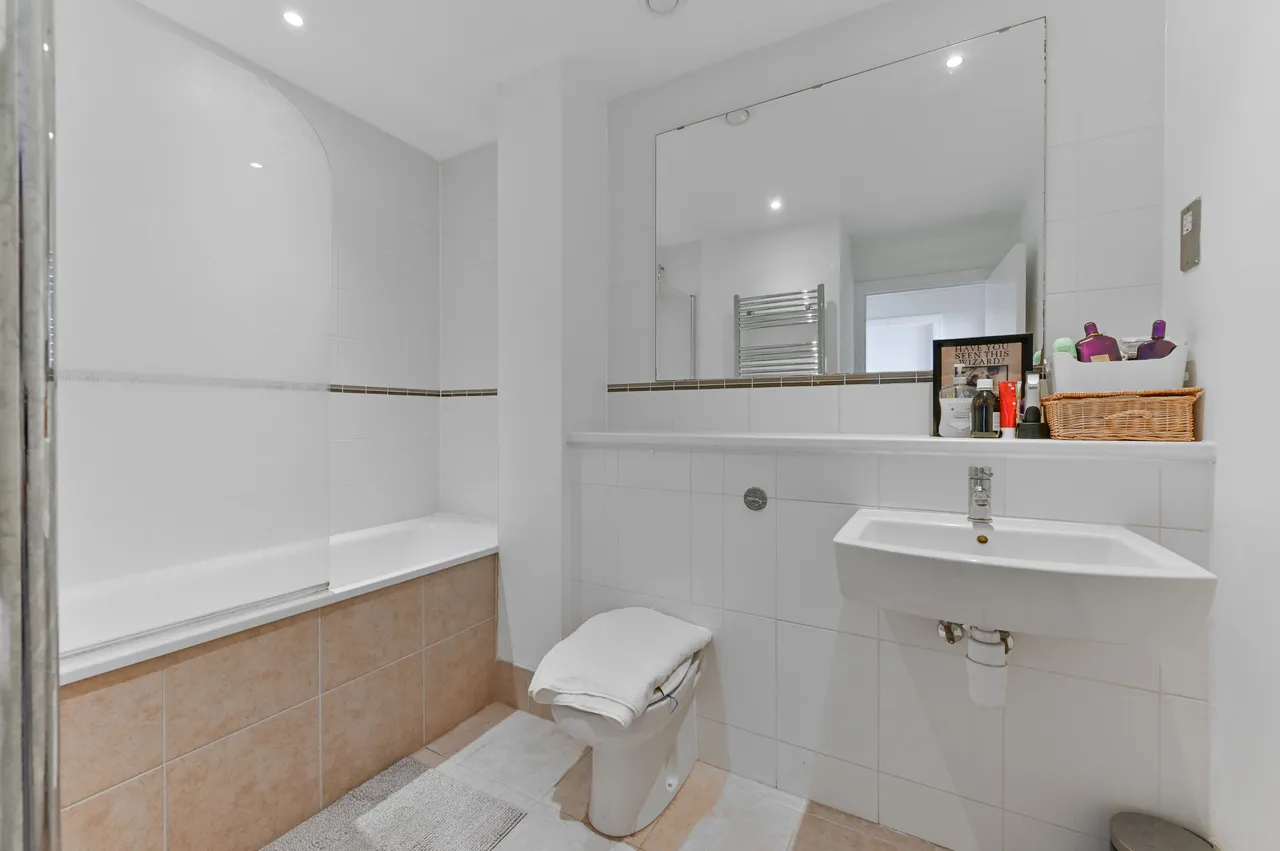 Flat 147, Centrillion Point, 2 Masons Avenue, Croydon, photo 8