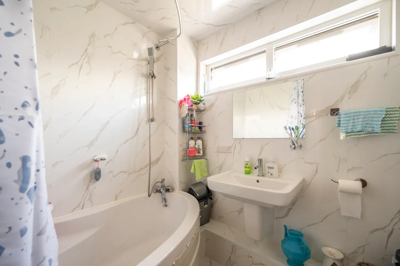 18 Manorhall Gardens, London, photo 7