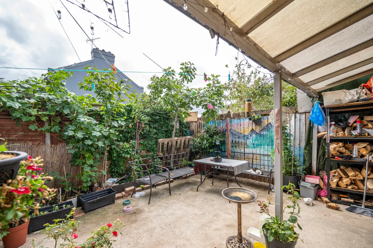 18 Manorhall Gardens, London, photo 2