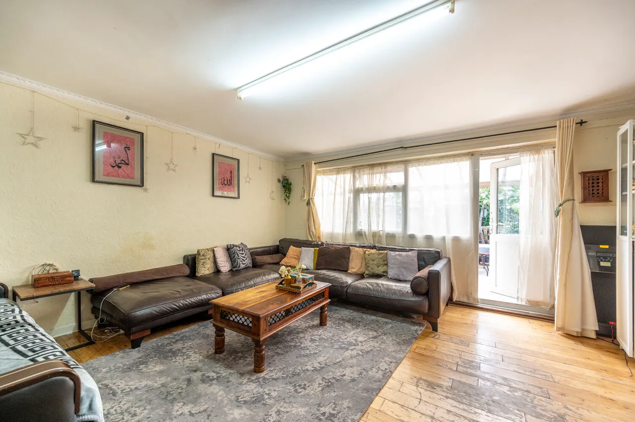 3 bed house for sale — 18 Manorhall Gardens, London