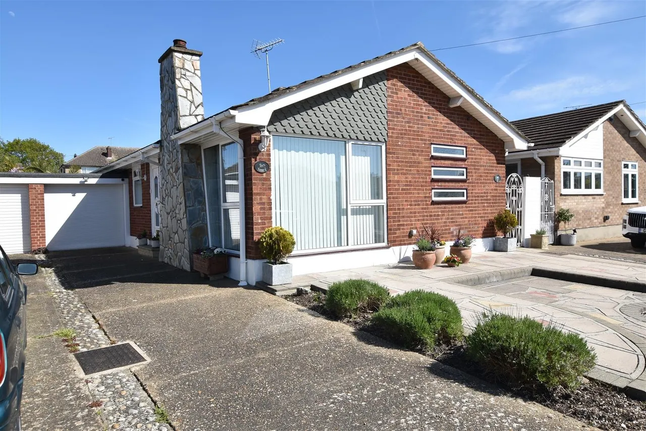 3 bed house for sale — Clifton Way, Benfleet