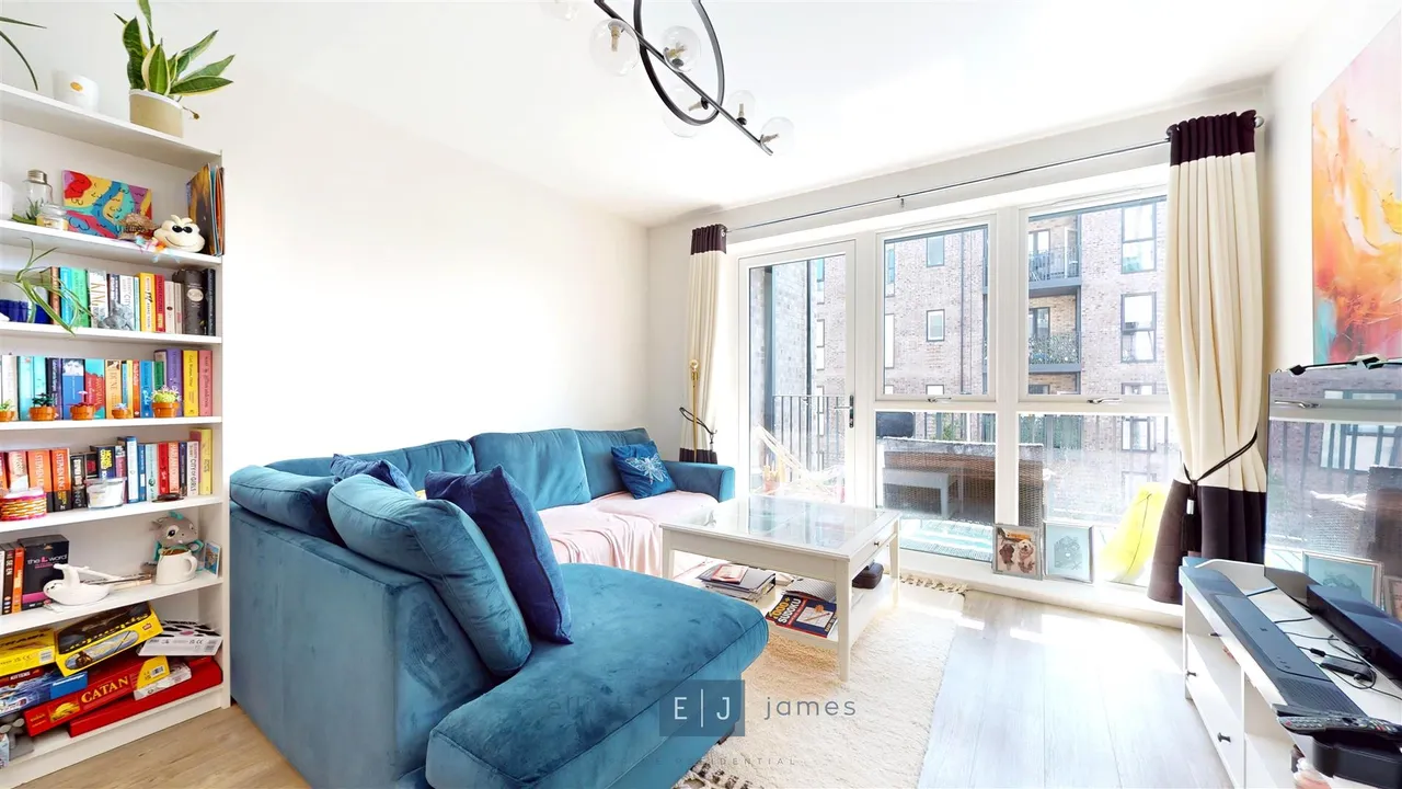 Academy Way, Loughton, IG10, photo 2