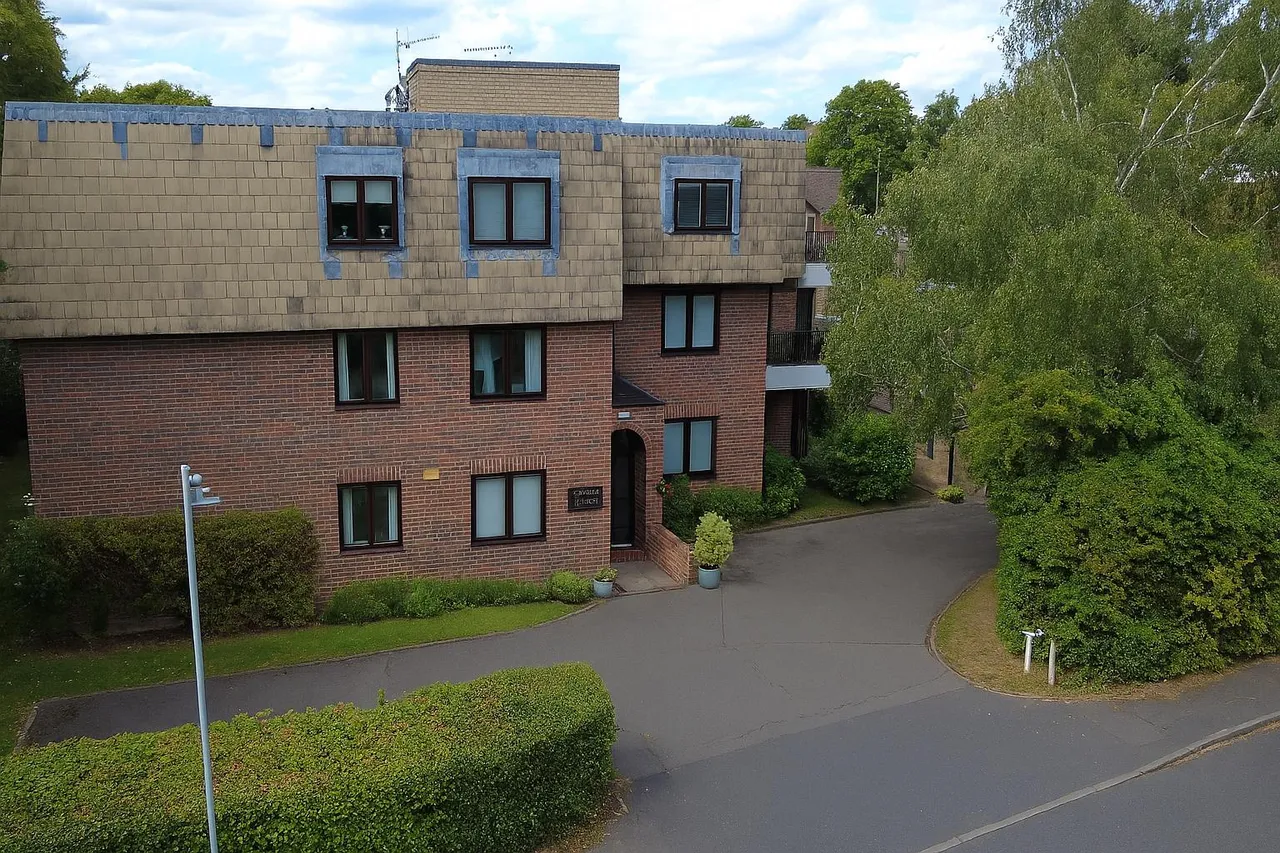 2 bed flat to rent, St. Johns Road, Loughton, IG10