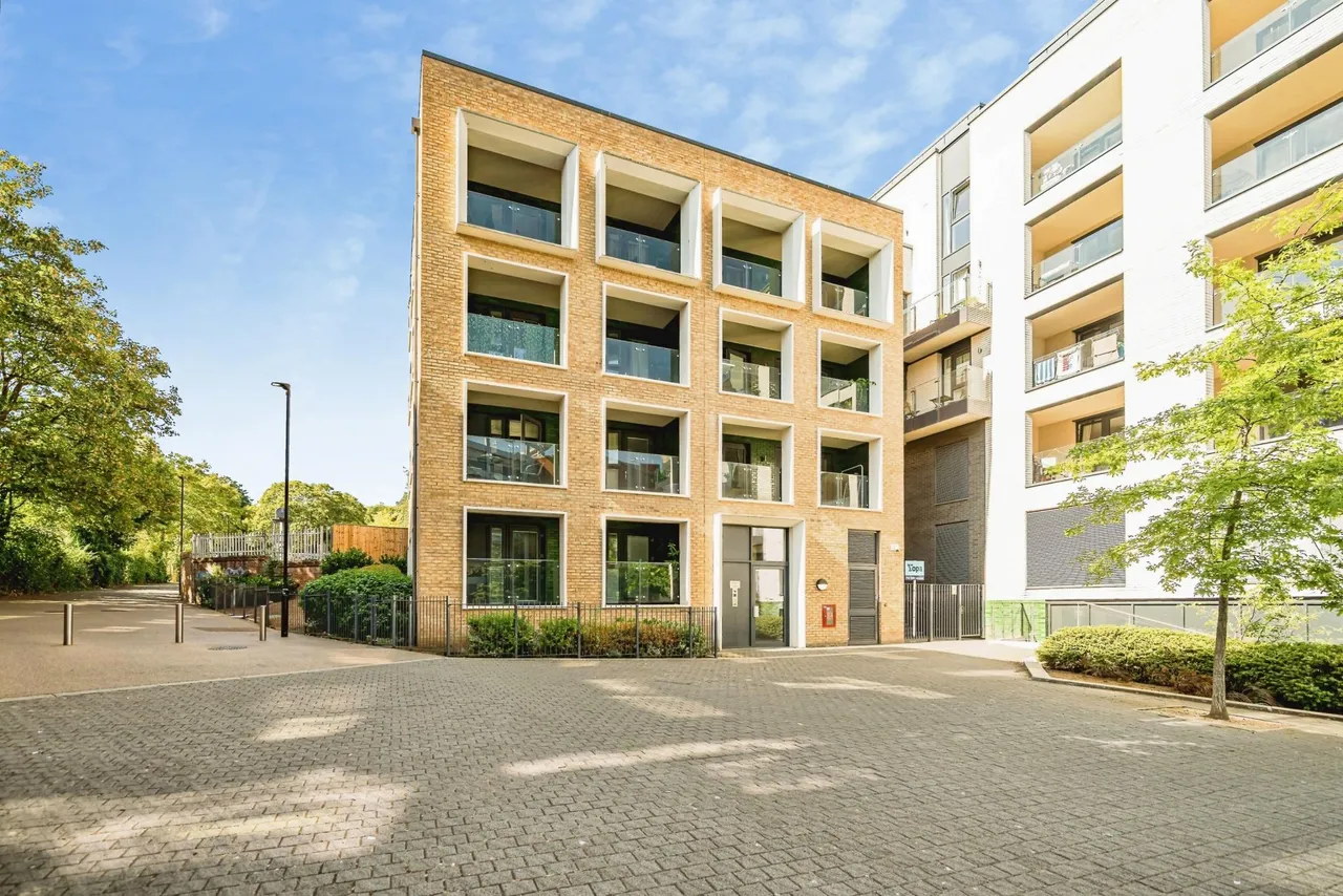 2 bed flat for sale, Lilys Walk, High Wycombe, HP11