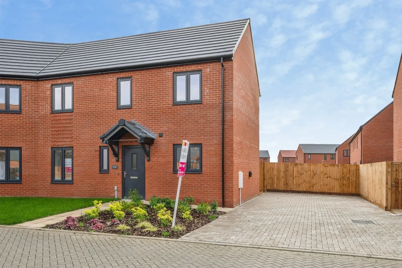 3 bed house for sale, Emerald Close, Bradwell, NR31