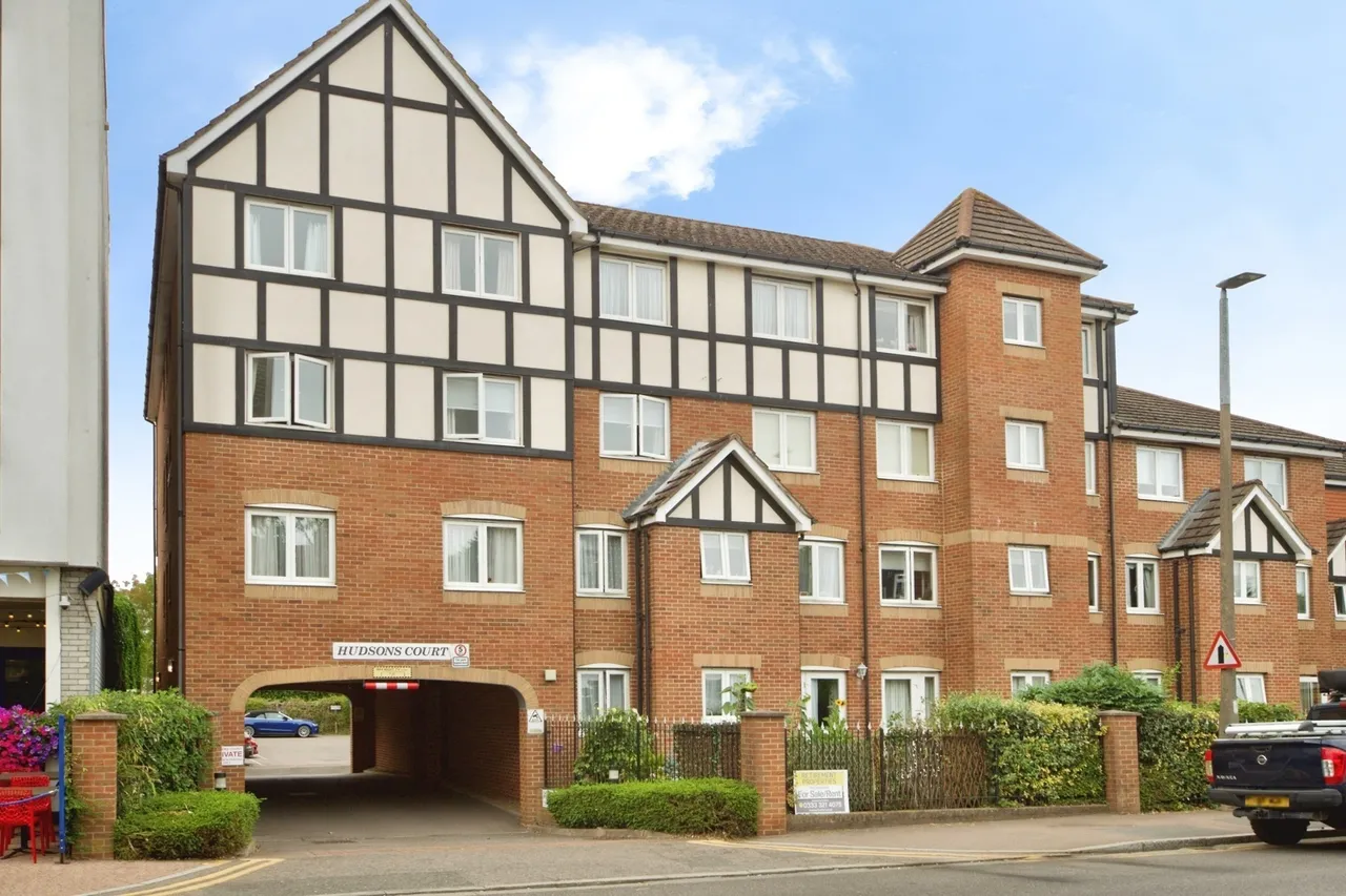 2 bed flat for sale — Hudsons Court, Darkes Lane, Potters Bar, Hertfordshire, EN6