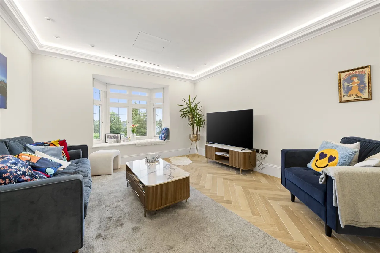 Holtwood Road, Oxshott, KT22, photo 2