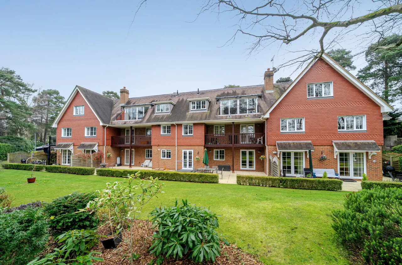 2 bed flat for sale — Tekels Park, Camberley, Surrey, GU15 2LE