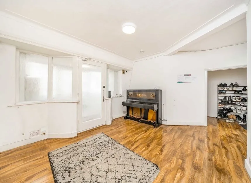 Alderton Crescent, Hendon, NW4, photo 2