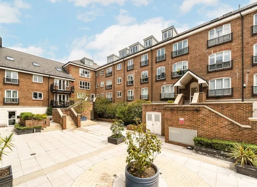 2 bed flat to rent — High Street, Brentford, TW8