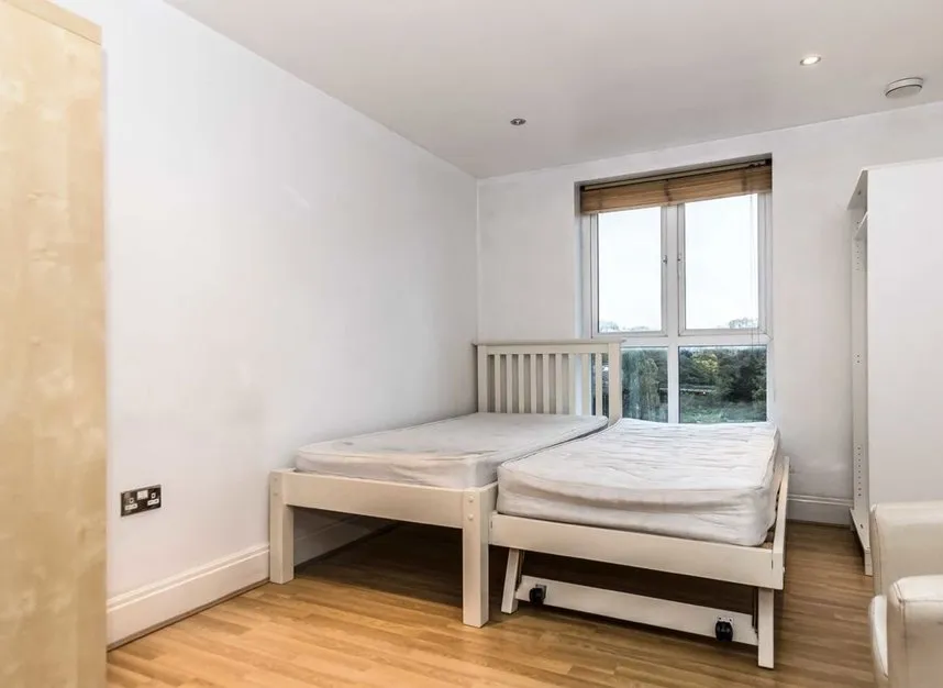 High Street, Brentford, TW8, photo 5