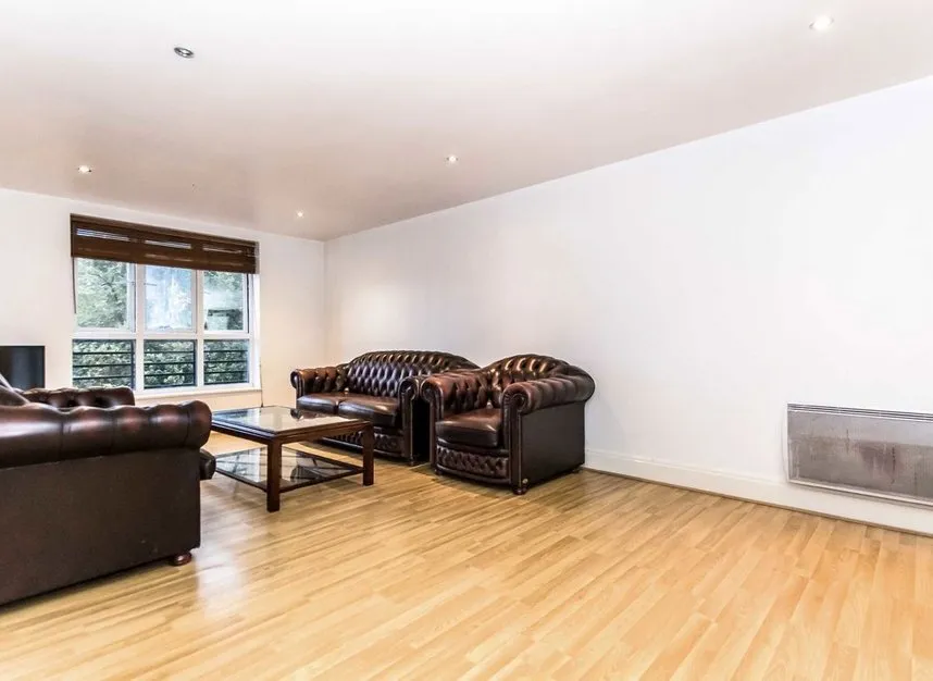 High Street, Brentford, TW8, photo 2