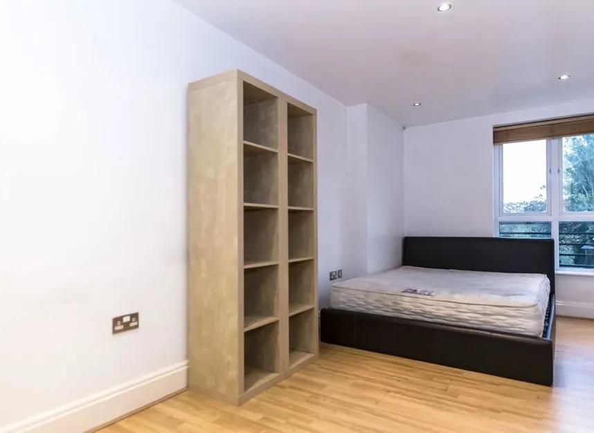 High Street, Brentford, TW8, photo 4