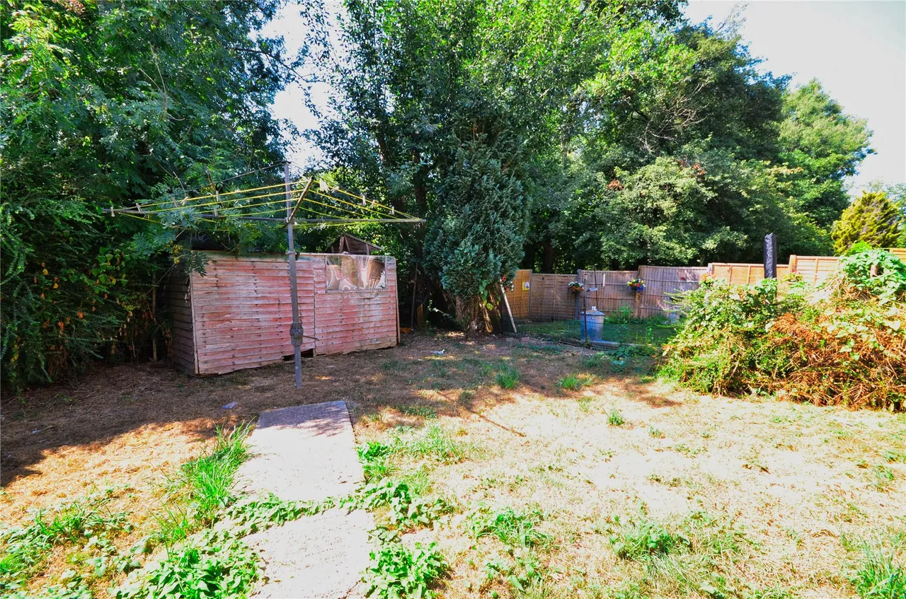 Lister Avenue, East Grinstead, RH19, photo 8