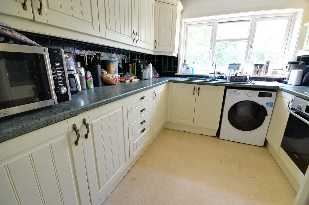 Lister Avenue, East Grinstead, RH19, photo 3