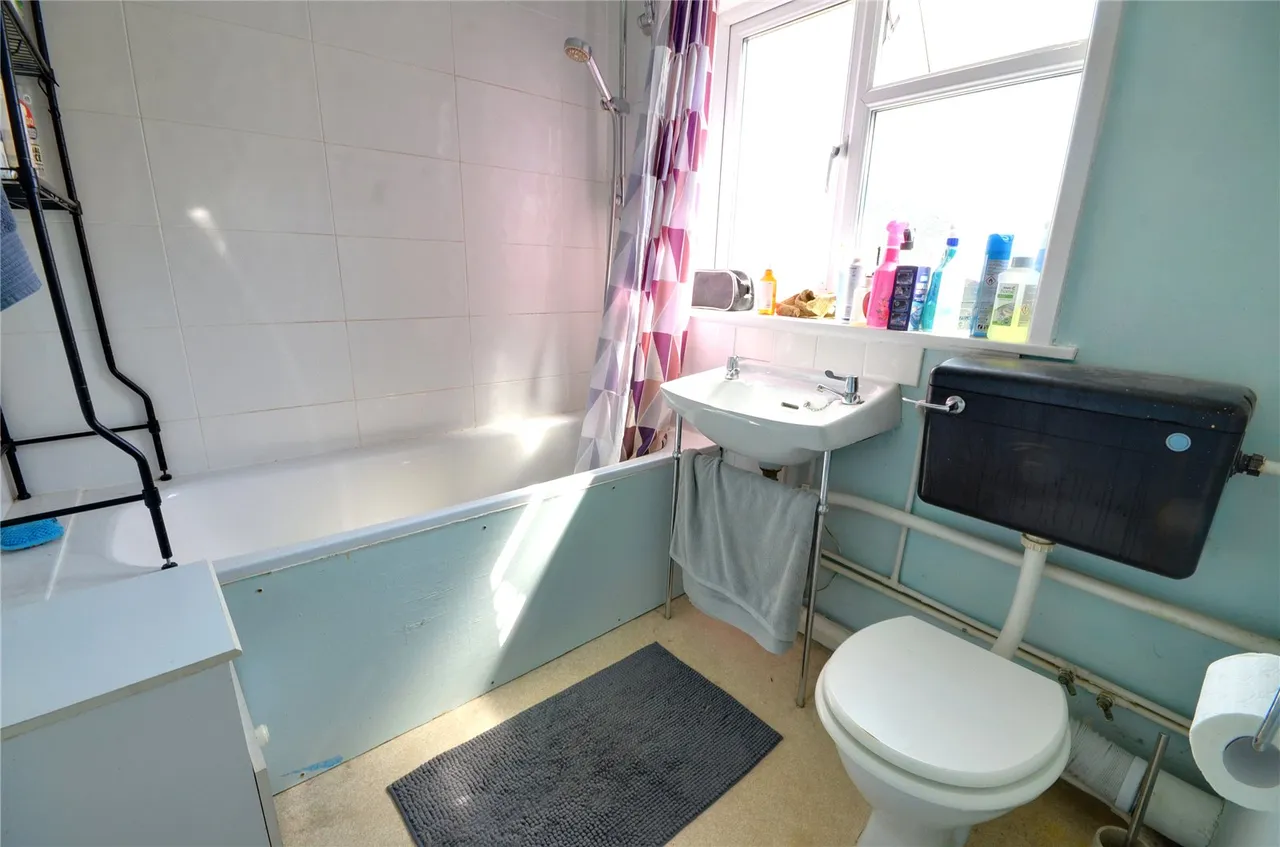 Lister Avenue, East Grinstead, RH19, photo 5