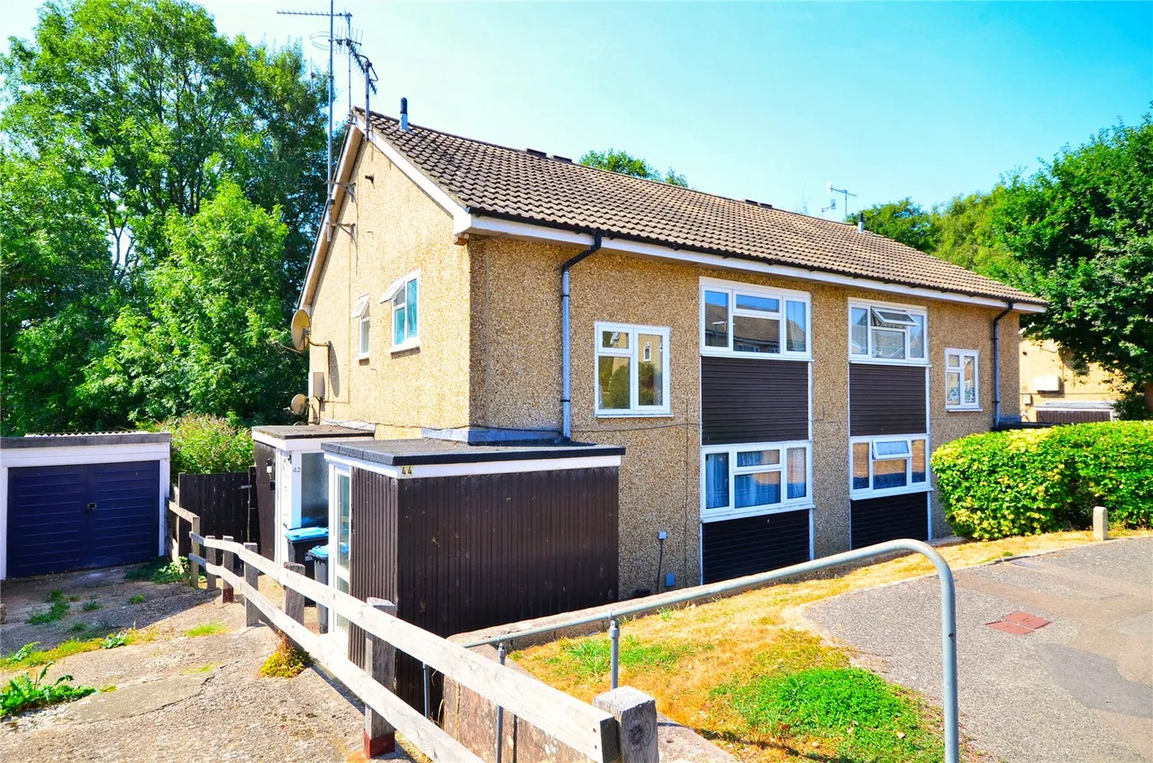 Lister Avenue, East Grinstead, RH19, photo 2
