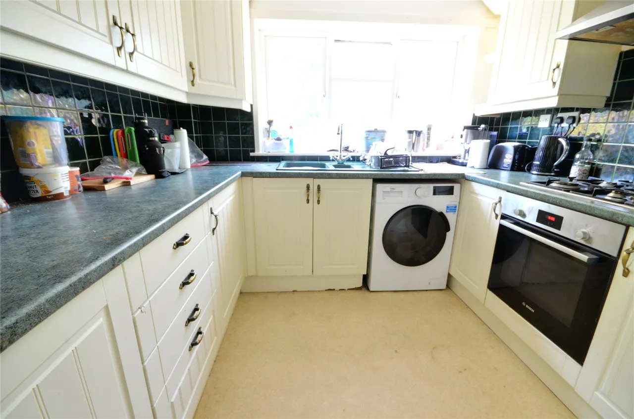 Lister Avenue, East Grinstead, RH19, photo 9