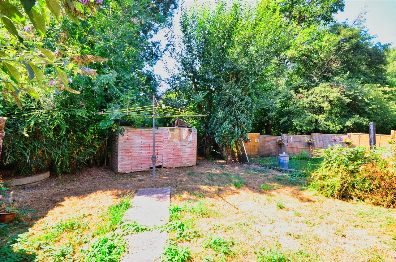 Lister Avenue, East Grinstead, RH19, photo 7