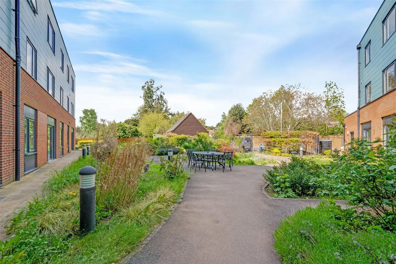 Dean Road, Hampton, TW12, photo 8
