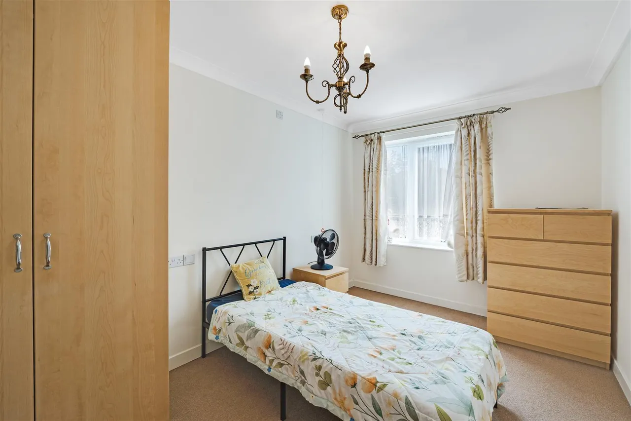 Dean Road, Hampton, TW12, photo 4