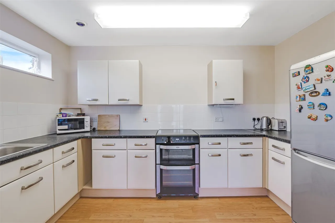 Dean Road, Hampton, TW12, photo 3