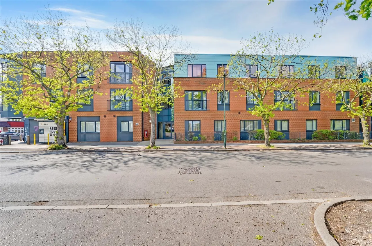 1 bed flat for sale, Dean Road, Hampton, TW12