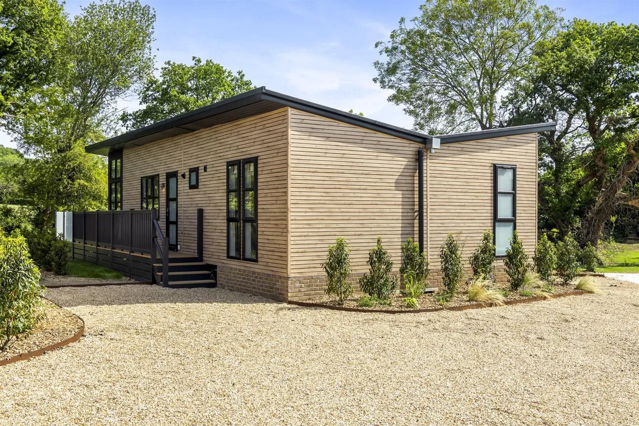 2 bed house for sale — Bluebell Park, Sumners Ponds, Barns Green, Horsham
