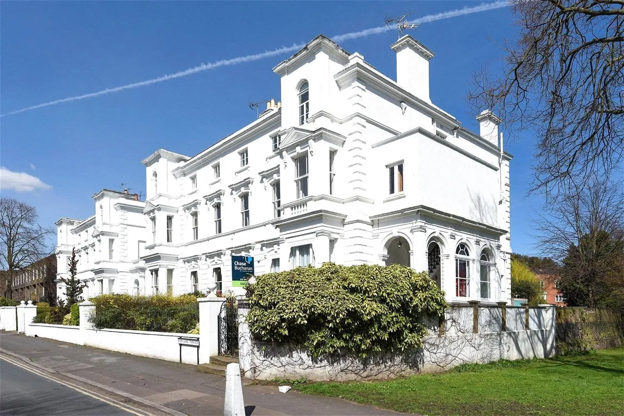 3 bed flat to rent, Portland Terrace, The Green, TW9