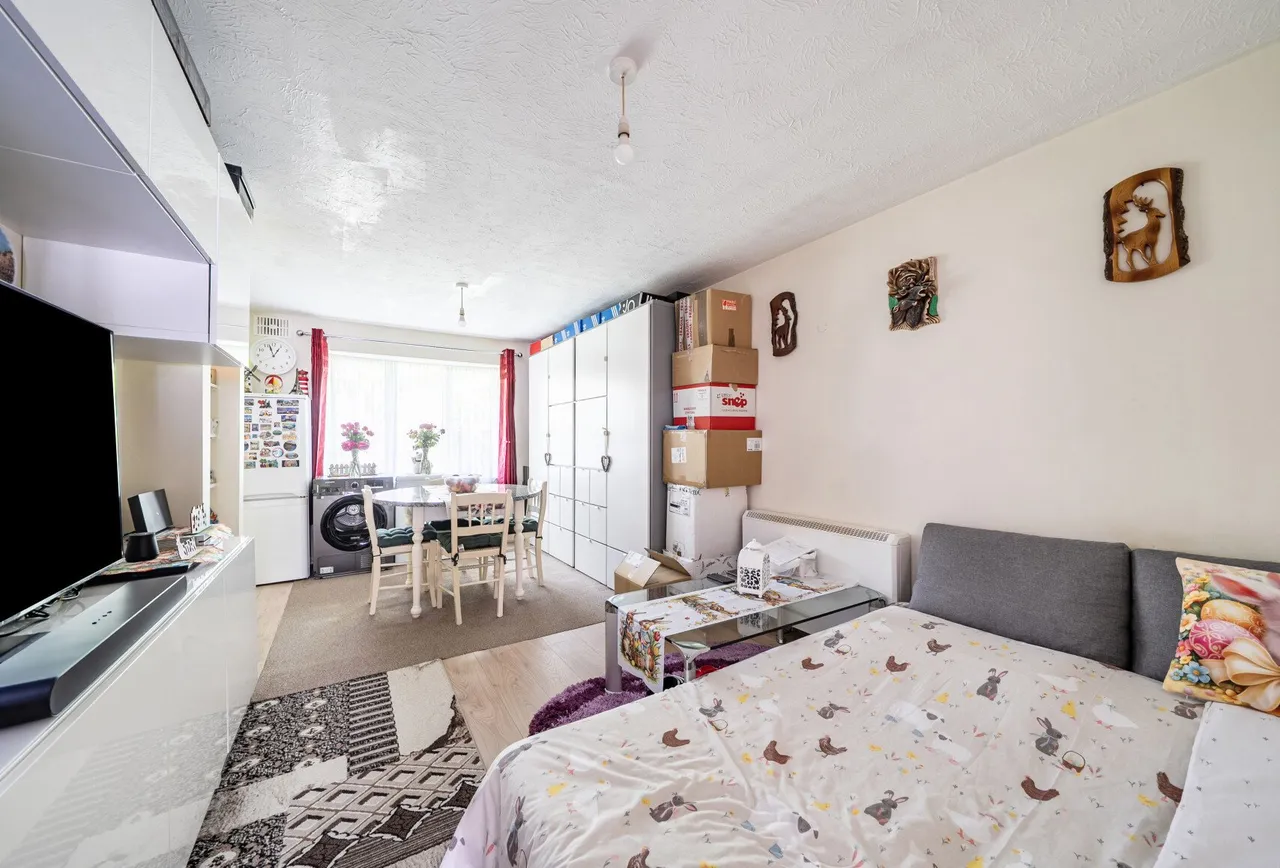 Pasteur Close, London, NW9 5HZ, photo 5