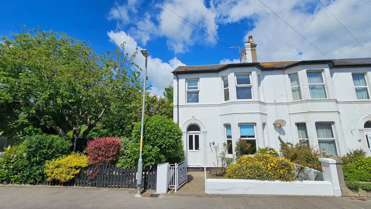 3 bed house for sale — Court Road, Walmer, Deal, CT14 7RF