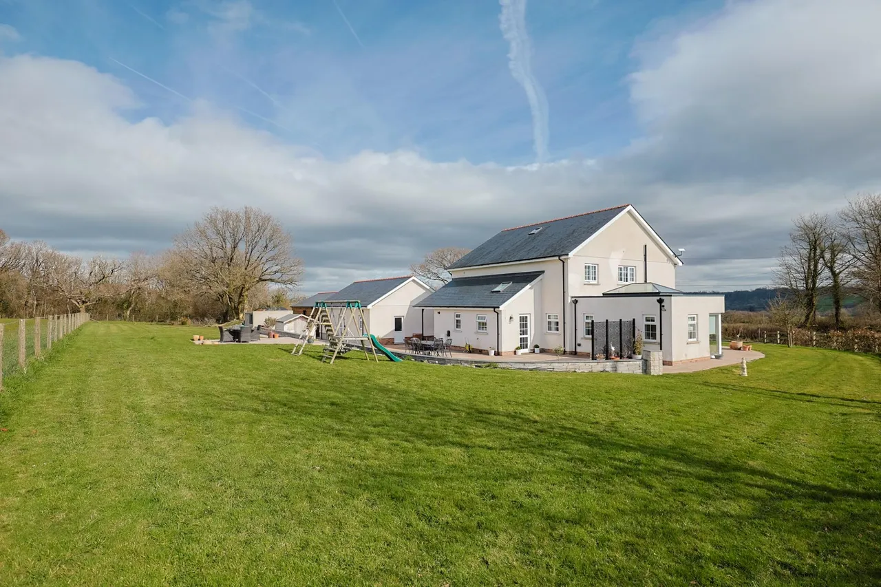 Pedrheol, Llanddarog, photo 33