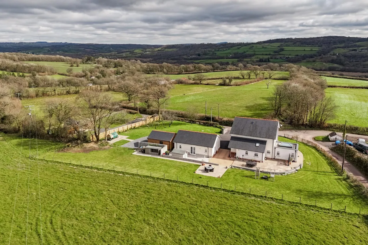 Pedrheol, Llanddarog, photo 32