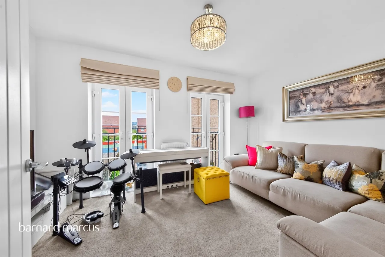 Lovegrove Way, London, photo 3