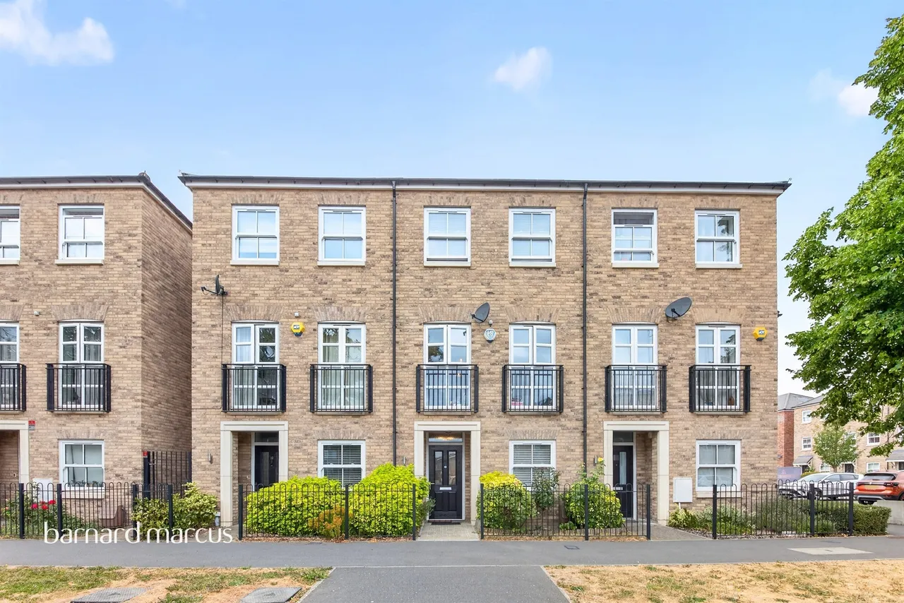 3 bed house for sale — Lovegrove Way, London