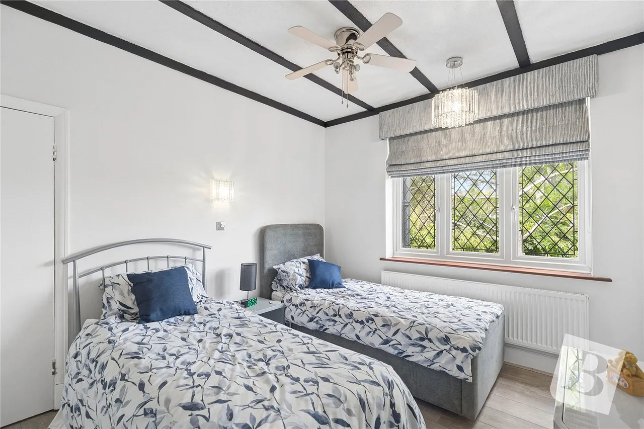 Main Road, Gidea Park, RM2, photo 19