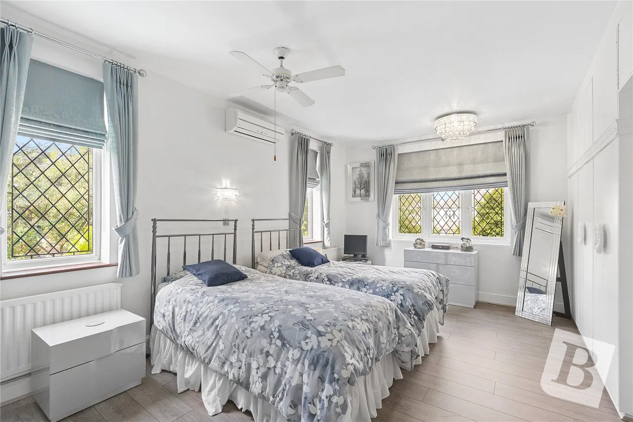 Main Road, Gidea Park, RM2, photo 8