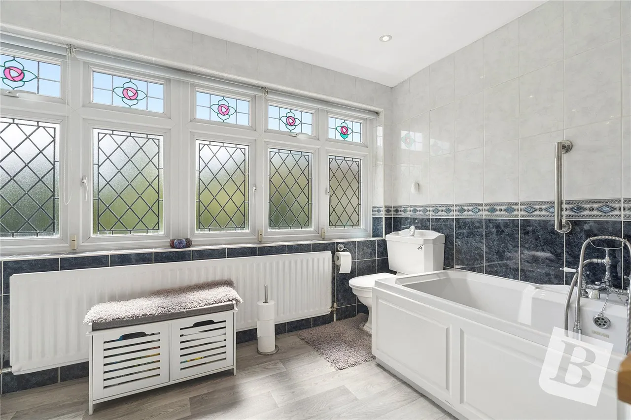 Main Road, Gidea Park, RM2, photo 9