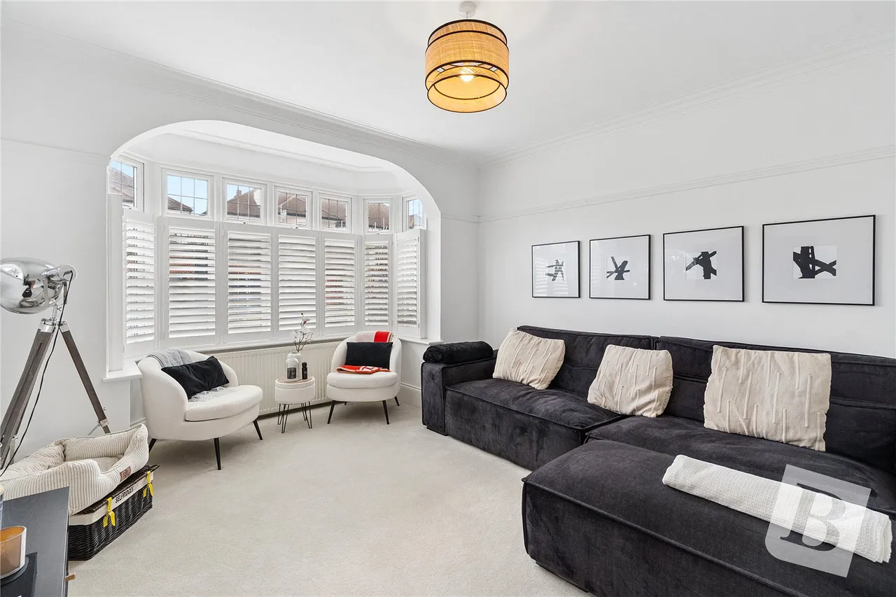 Repton Avenue, Gidea Park, RM2, photo 2