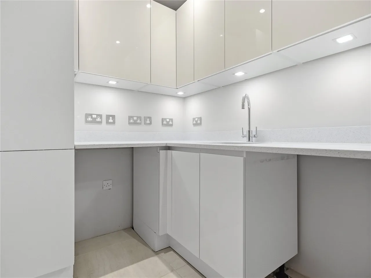 A remarkable former chapel where breathtaking ecclesiastical architecture meets luxurious contemporary living, set withi, photo 8