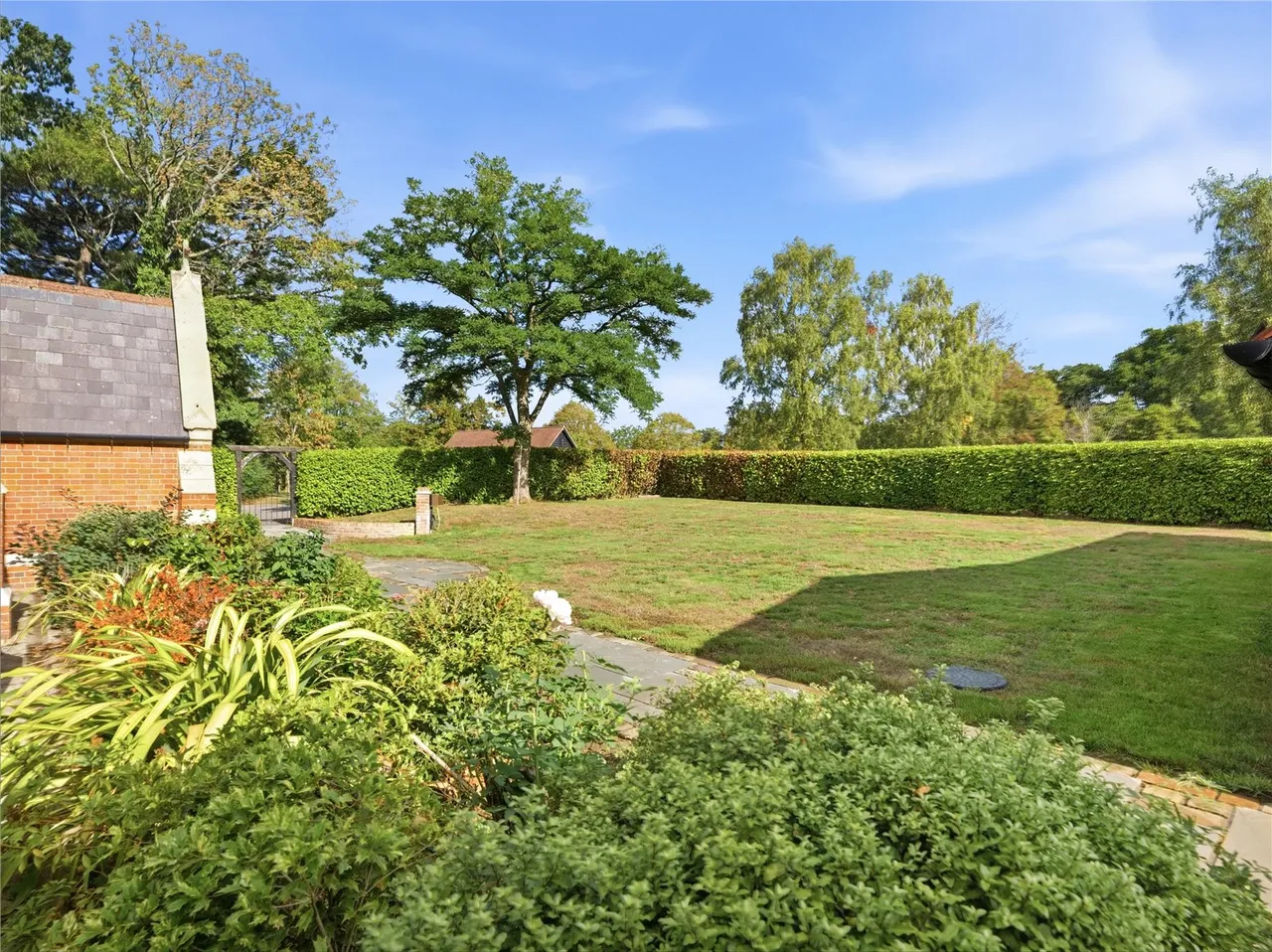 A remarkable former chapel where breathtaking ecclesiastical architecture meets luxurious contemporary living, set withi, photo 3