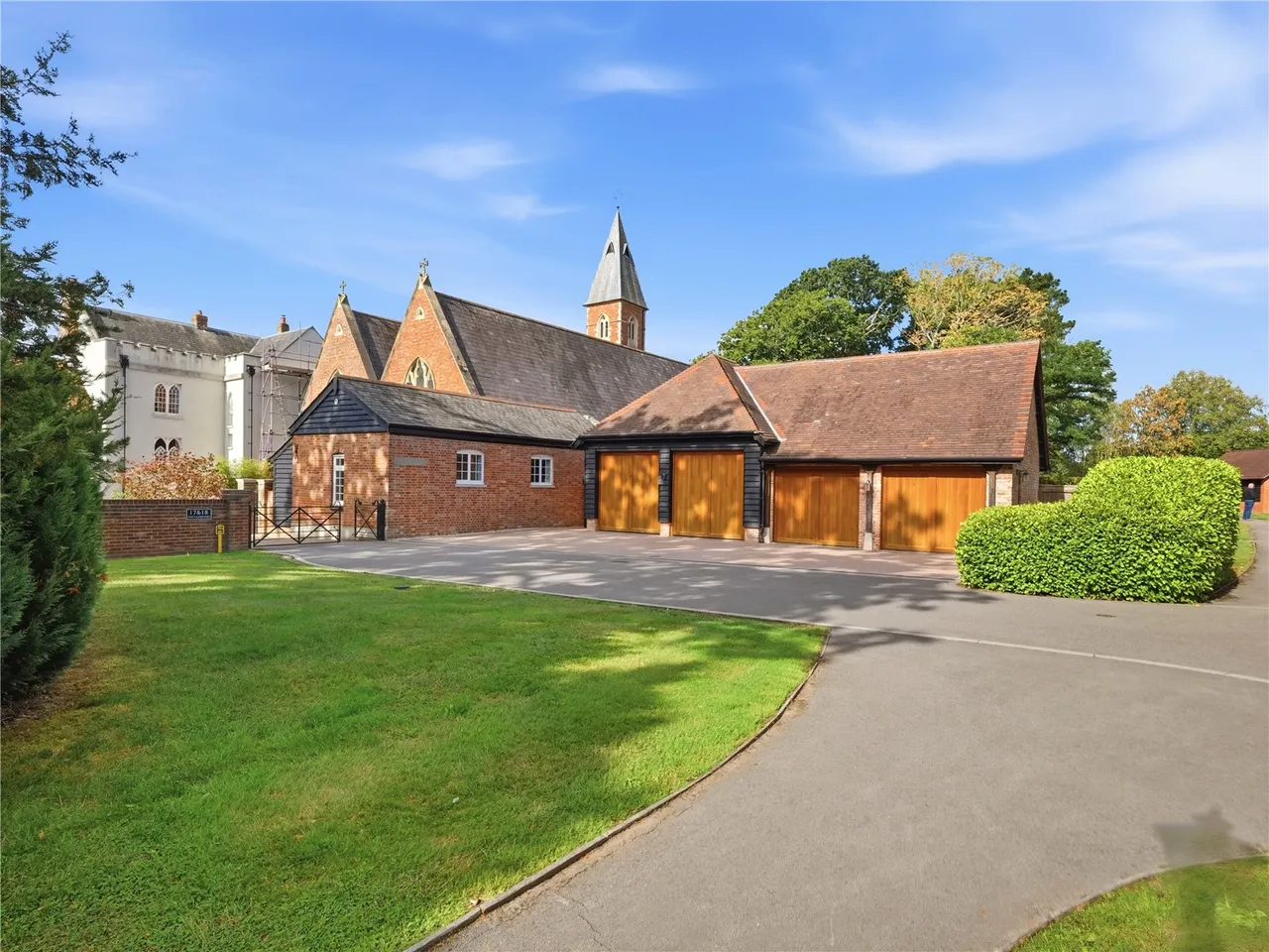 A remarkable former chapel where breathtaking ecclesiastical architecture meets luxurious contemporary living, set withi, photo 4