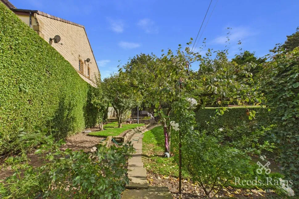 Toftshaw Lane, Bradford, BD4, photo 11