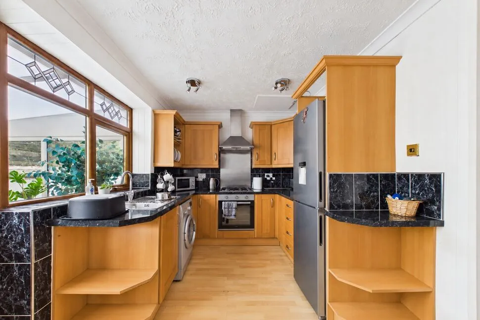 Toftshaw Lane, Bradford, BD4, photo 3