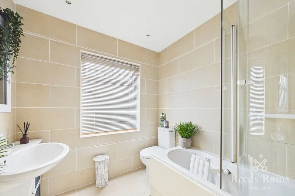 Toftshaw Lane, Bradford, BD4, photo 8