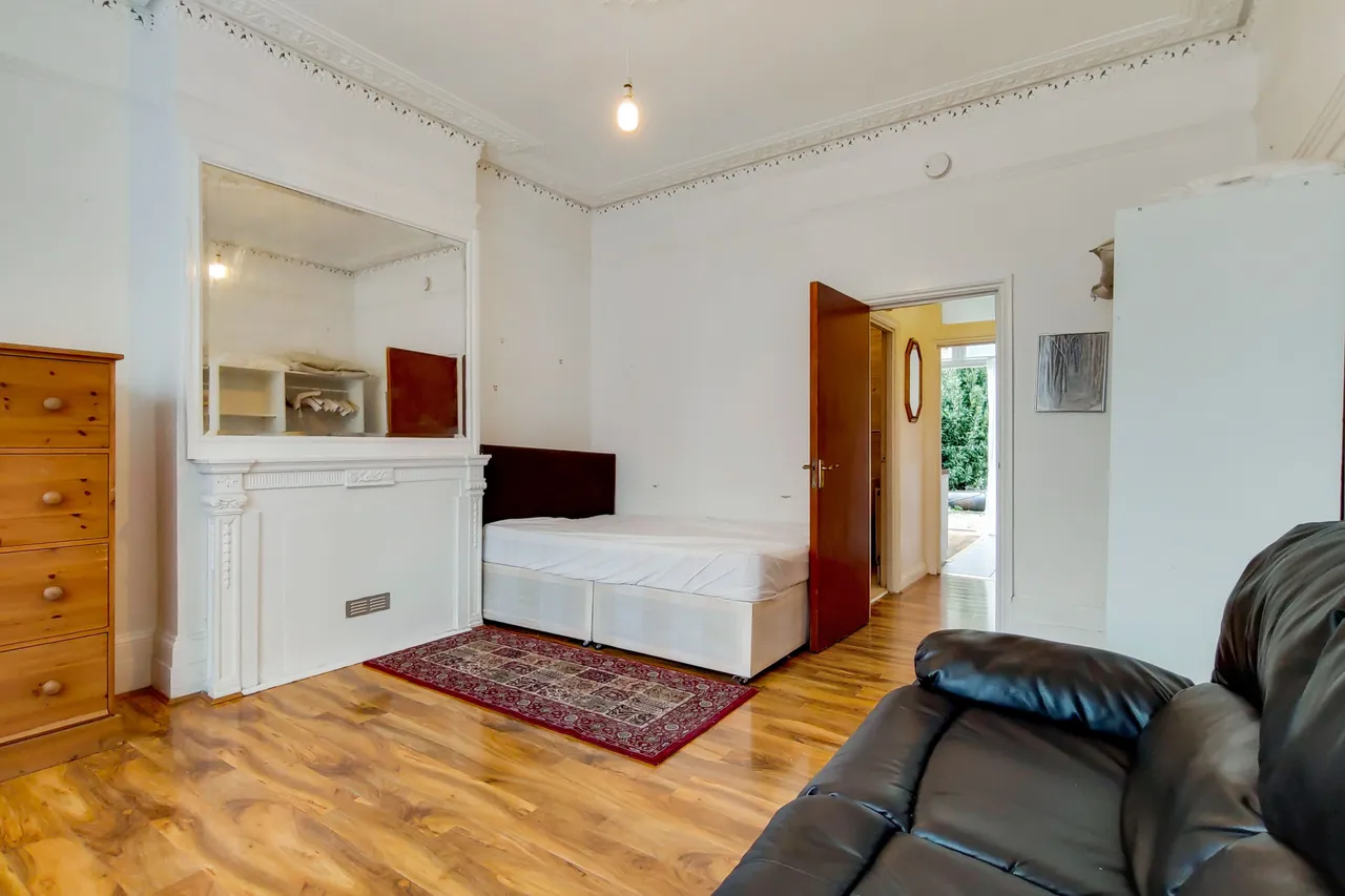 63 Victoria Road, London, photo 4