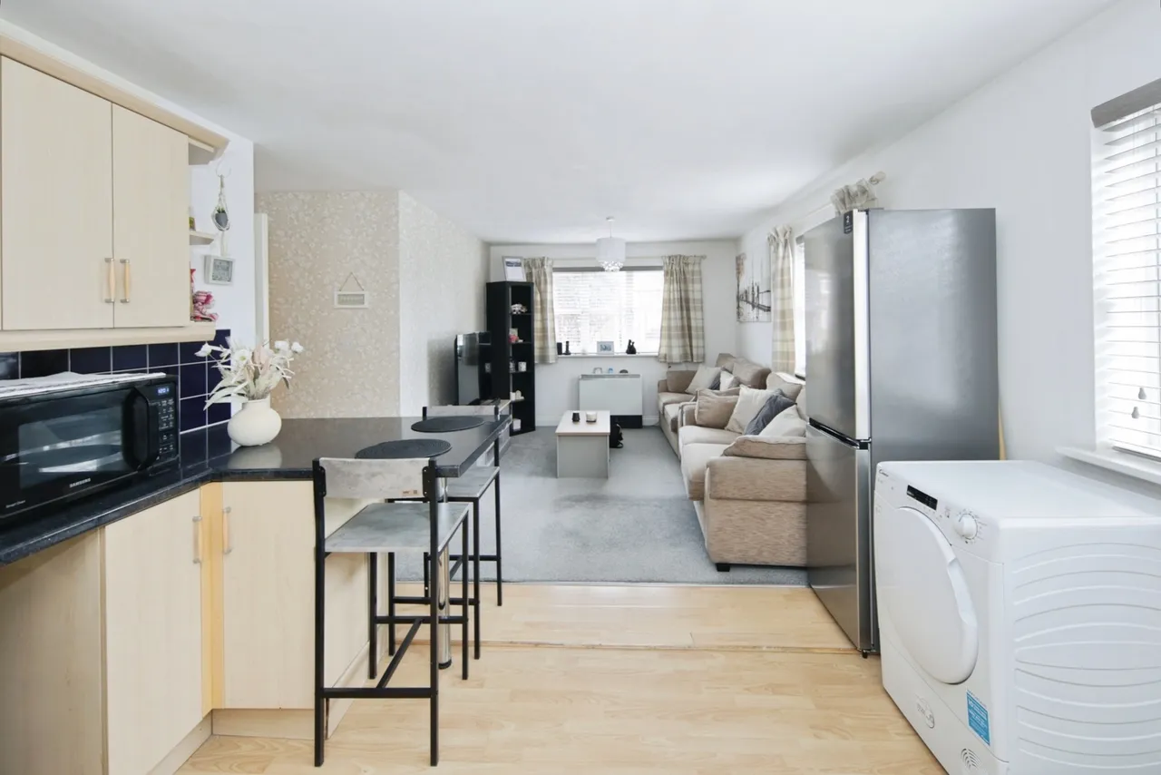 2 bed flat for sale — Black-A-Tree Road, NUNEATON, Warwickshire, CV10