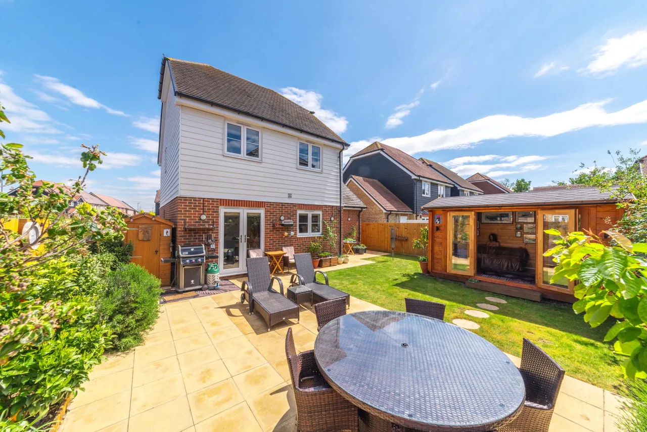 3 bed house for sale — Makin Drive, Sittingbourne, ME10 3FJ