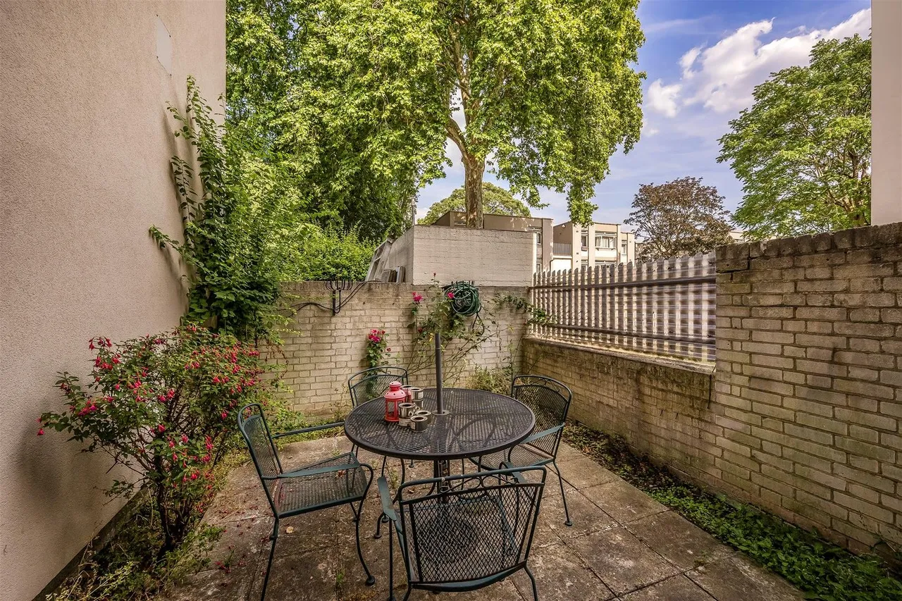 2 bed flat for sale — Cedars Road, London