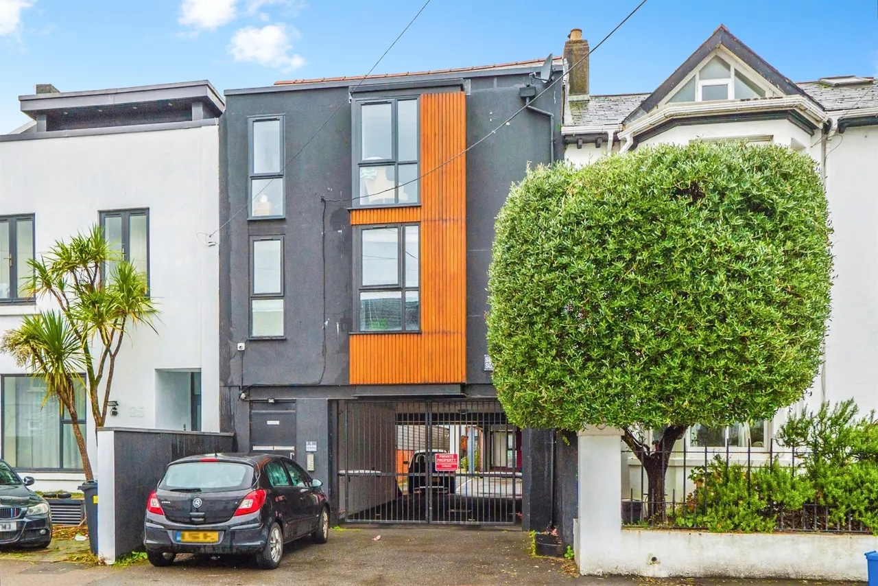2 bed flat for sale — Severn Square, Cardiff